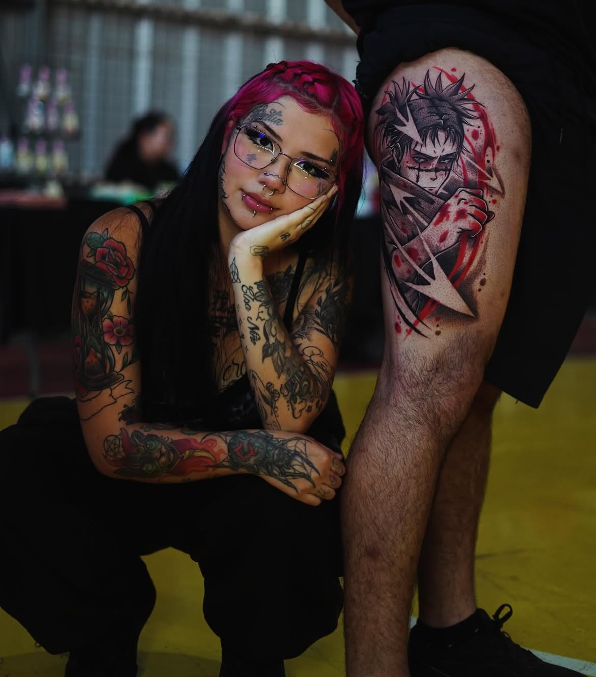 Nea Aurora junto a un tatuaje anime en negro y rojo recién terminado