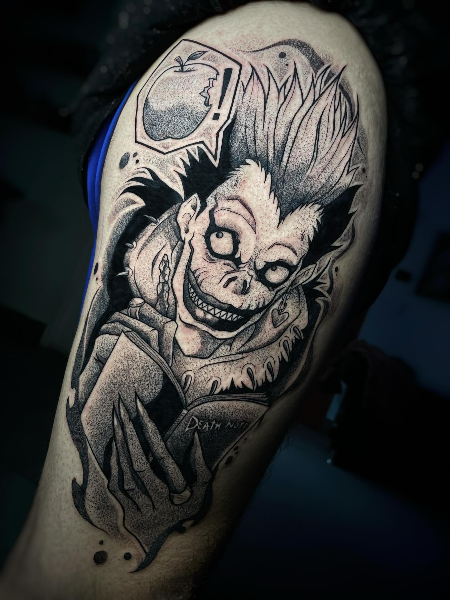 Tatuaje de Ryuk de Death Note en el brazo, técnica de puntillismo en blanco y negro