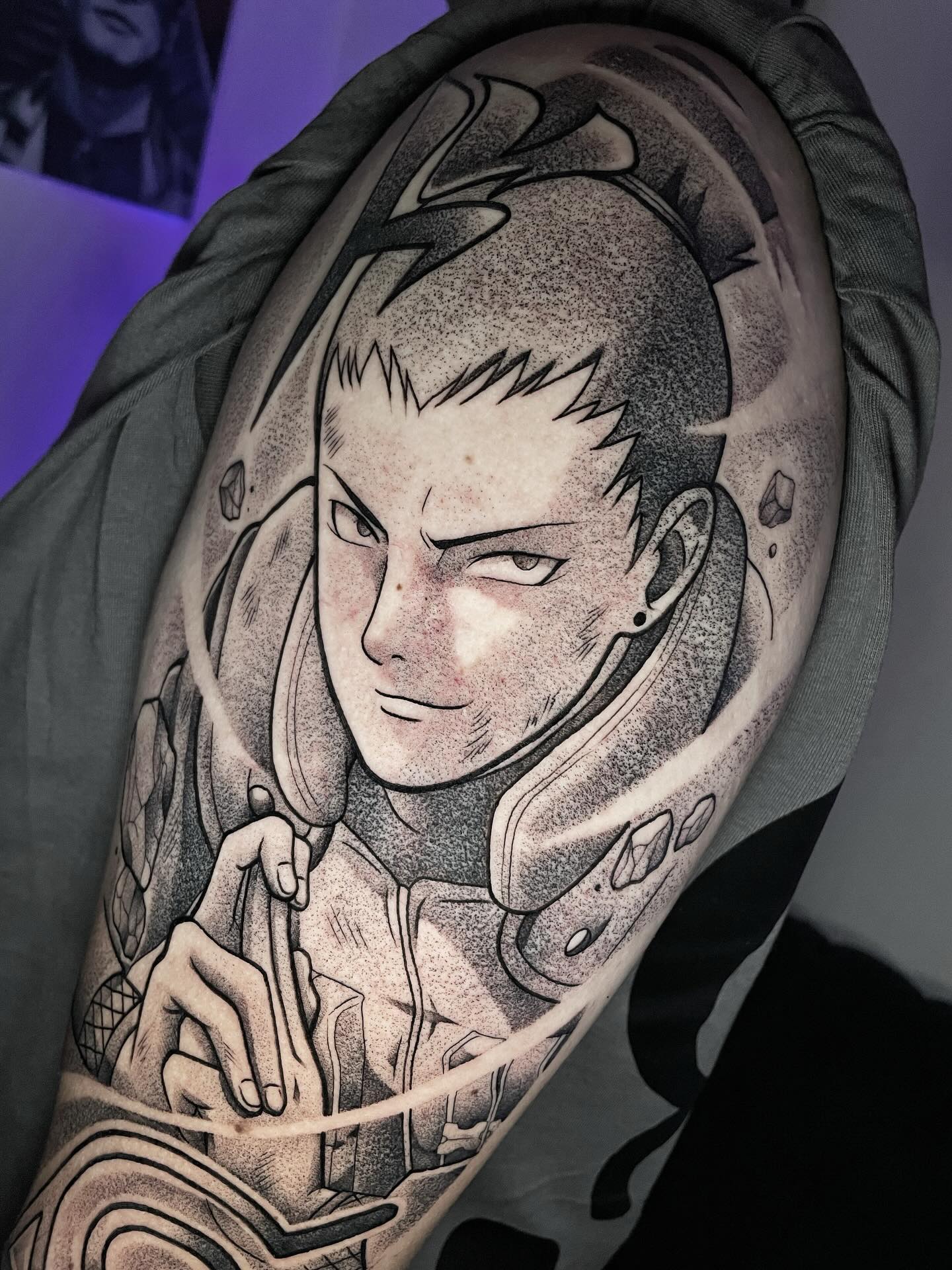 Tatuaje de Shikamaru de Naruto en el brazo, retrato en puntillismo